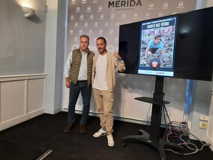 El delegado de Deportes de Mérida, Toni Marín, y el director de Carrera de Farinato Race, Rubén Morán, en la presentación de la 'Farinato' 2024 en la capital extremeña