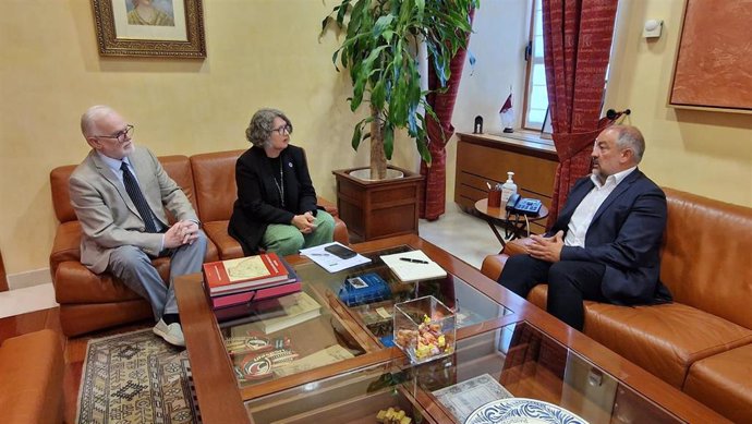 El rector de la UCLM, Julián Garde, y la consejera de Desarrollo Sostenible de C-LM, Mercedes Gómez.