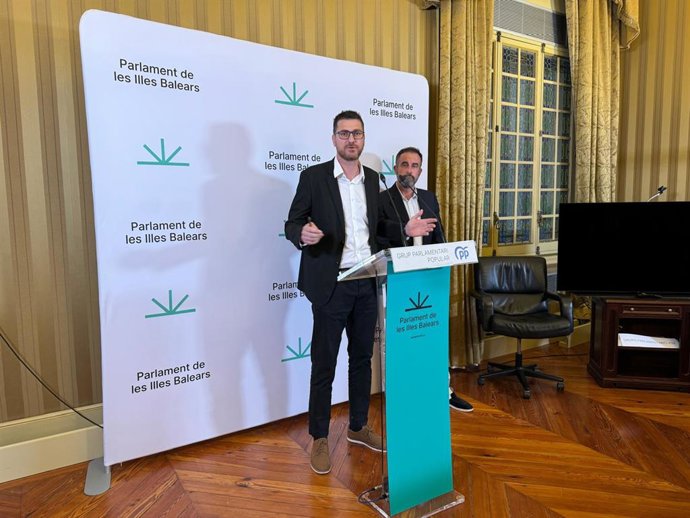 El portavoz parlamentario del PP, Sebastià Sagreras, en rueda de prensa.