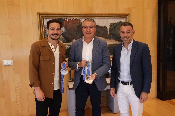 El presidente de la Diputación, Francisco Salado, recibe al deportista malagueño Damián Quintero, recientemente proclamado subcampeón de Europa de kárate en la modalidad de kata en Croacia.