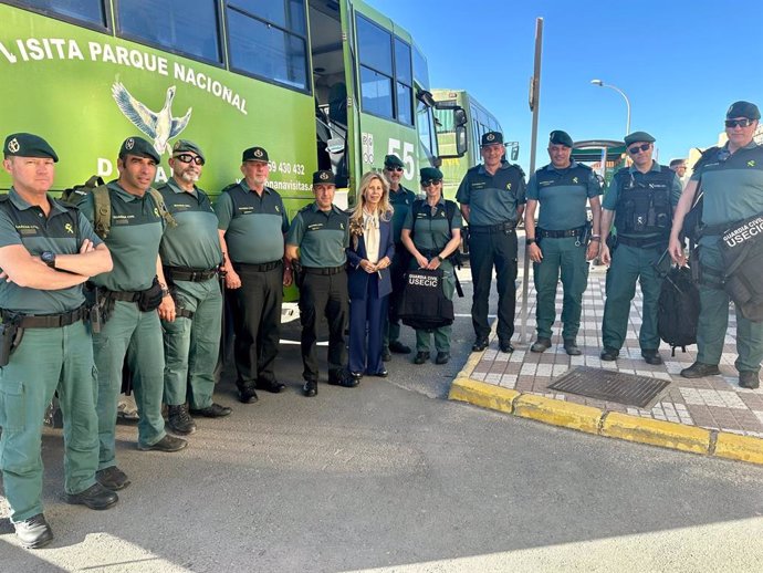 La subdelegada del Gobierno en Huelva, María José Rico, recibe a los efectivos del dispositivo 'Rocío Seguro 2024'.