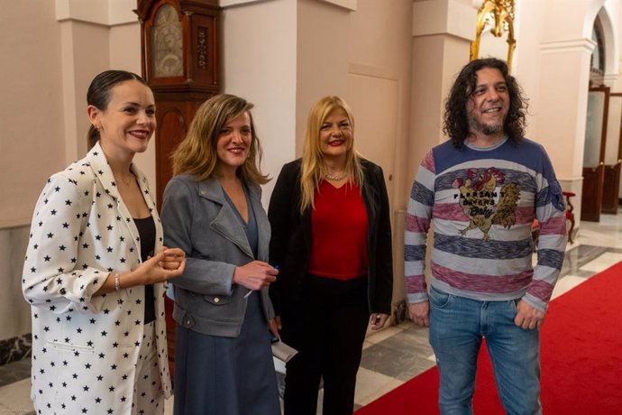 Beatriz Gandullo y Maite González con la viuda de Juan Carlos Aragón y el director de sus comparsas.