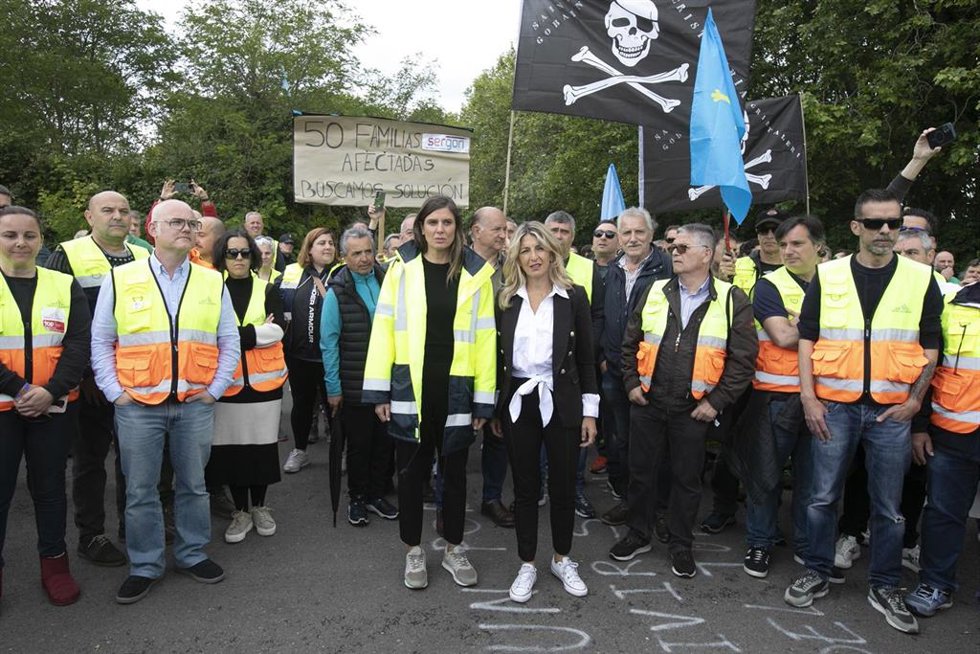 La vicepresidenta segunda del Gobierno y ministra de Trabajo y Economía Social, Yolanda Díaz (c), durante una movilización con los trabajadores tras reunirse con el comité de empresa y una representación de trabajadoras y trabajadores de la factoría Sai