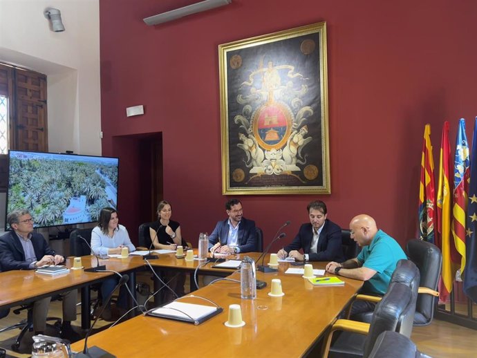 Los concejales de Movilidad Urbana de Alicante y Elche, Carlos de Juan y Claudio Guilabert, respectivamente, en una reunión de trabajo.