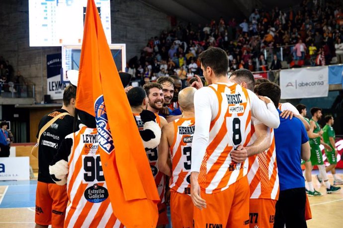 Los jugadores del Leyma Coruña celebran una victoria.