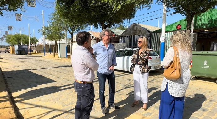 La alcaldesa, Ana Isabel Jiménez, acompañada de la delegada de Fiestas Mayores, Rocío Bastida, el representante de la Asociación de Caseteros, Paco Romero, y técnicos municipales, ha comprobado el avance del montaje de la Feria.