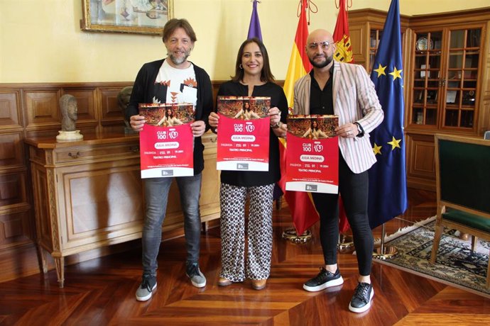 Miriam Andrés presenta el concierto de la andaluza Julia Medina en la Feria Chica de Palencia.