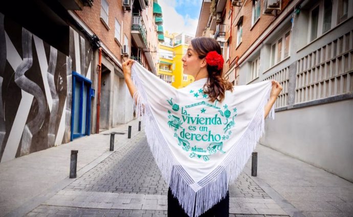 Archivo - La portavoz de Más Madrid en el Ayuntamiento, Rita Maestre, con un mantón por el derecho a la vivienda