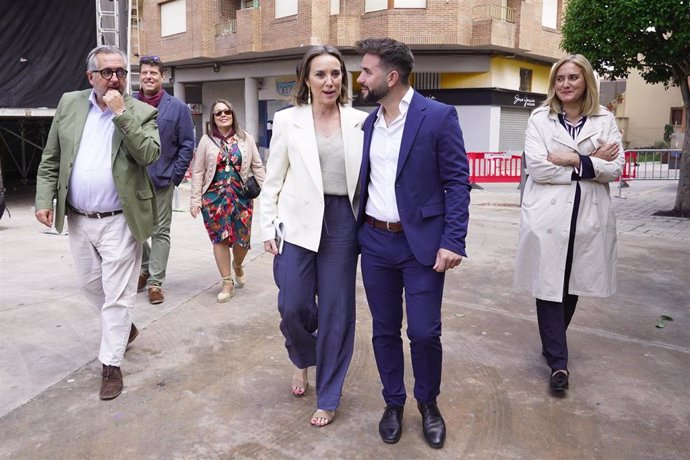 La secretaria general del PP, Cuca Gamarra (c), y el alcalde de Villamediana de Iregia, Rubén Gutiérrez (2d), asisten a las celebraciones por San Isidro