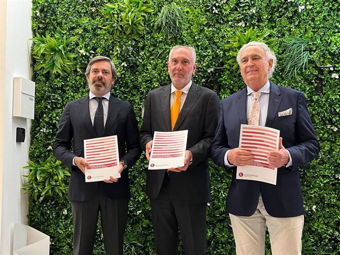 El presidente del Colegio de Economistas de Málaga, Manuel Méndez de Castro, junto al vicedecano, Antonio Pedraza, y el secretario y director del servicio de Estudios, Javier Font.