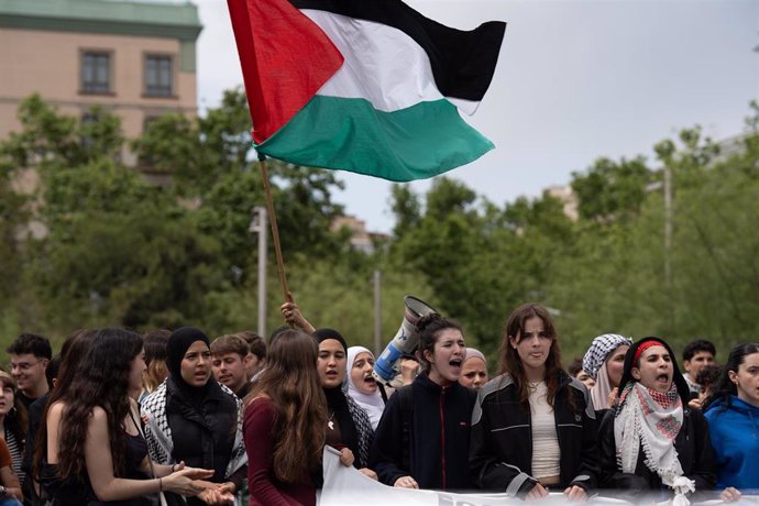 Varias personas durante una manifestación estudiantil en apoyo a Palestina, en la plaça de la Universitat, a 15 de mayo de 2024, en Barcelona, Catalunya (España). La asamblea de la Acampada de la Universidad de Barcelona (UB) por Palestina ha llamado a lo