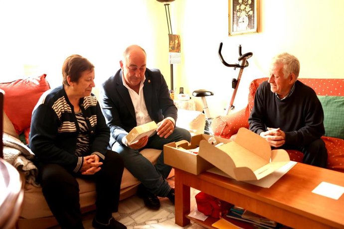 El presidente de la Diputación, Miguel Ángel de Vicente, con los vecinos de Aldea Real con Ayuda a Domicilio, Isabel Gómez y Alejandro Andrés.