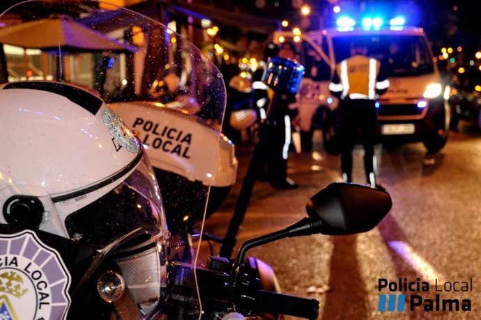 Archivo - Imagen de una moto de la Policía Local de Palma en un control.