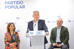 El vicesecretario de Política Autonómica y Municipal del PP, Elías Bendodo; el presidente del Gobierno de Aragón, Jorge Azcón; y la alcaldesa de Zaragoza, Natalia Chueca.