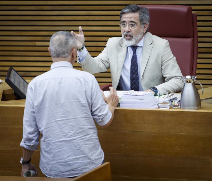 El síndic de Compromís, Joan Baldoví, dirigiéndose al vicepresidente de Les Corts Alfredo Castelló (PP)