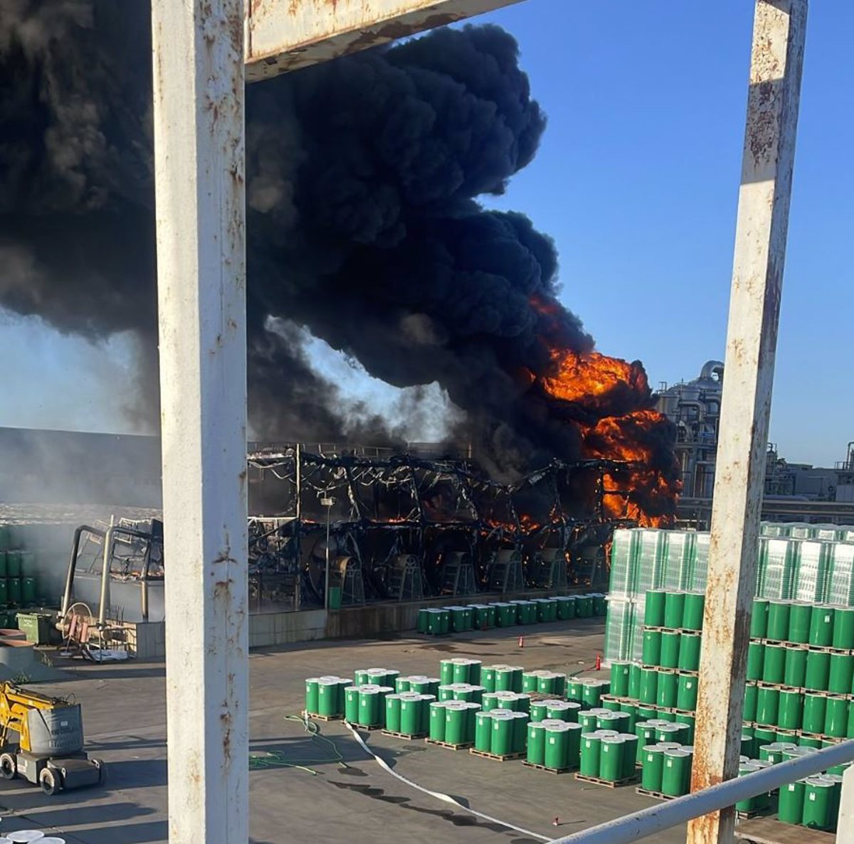 Los bomberos dan por extinguido el incendio declarado en la fábrica de tomates Conesa de Miajadas