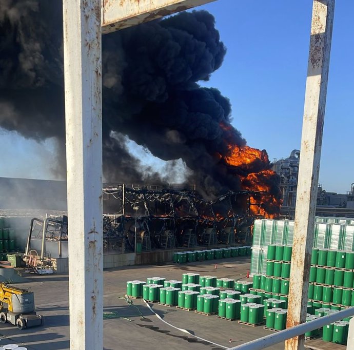Imagen del incendio en la fábrica de Conesa en Miajadas