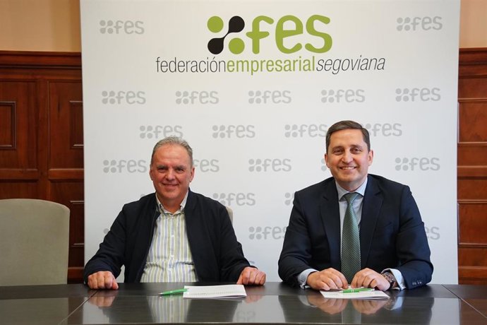 Firma del convenio entre el presidente de la Lonja Agropecuaria de Segovia, Juan Pedro Postigo, (izda) y el director general adjunto de Cajaviva Caja Rural, José María Chaparro, para el patrocinio del evento.