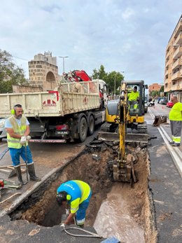 Los operarios de Emaya trabajan en la fuga que se ha producido en la calle Manuel Azaña con avenida de México, esta mañana.