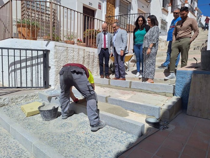 El subdelegado del Gobierno en Málaga, Javier Salas, visita obras del PFEA en Álora (Málaga).