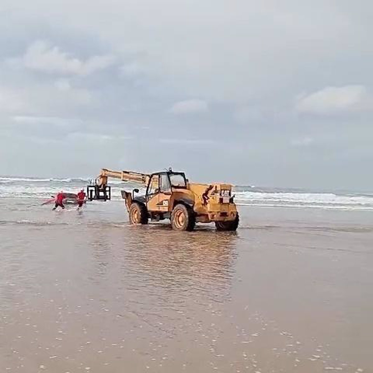 La Guardia Civil estudia denunciar a la pareja de Palencia que dejó su coche encallado en la playa de Oyambre