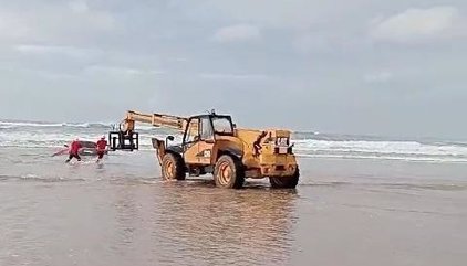 La Guardia Civil estudia denunciar a la pareja de Palencia que dejó su coche encallado en la playa de Oyambre