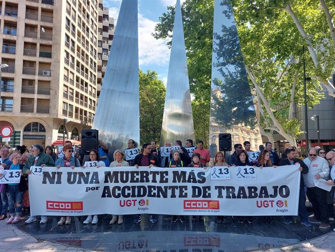 Concentración de CCOO y UGT en repulsa por la última muerte en accidente laboral.