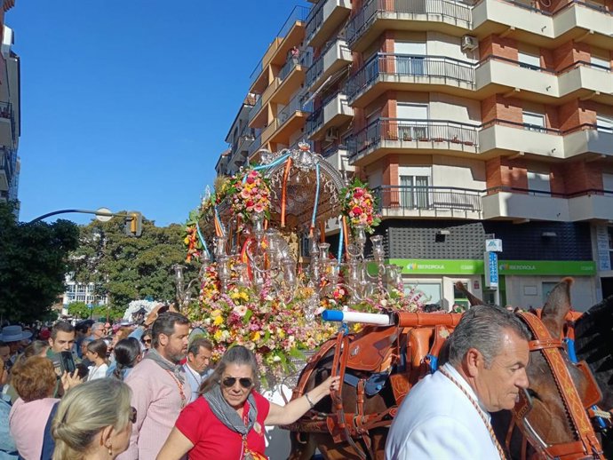 Salida de la Hermandad de Emigrantes de Huelva hacia la romería del Rocío 2024.