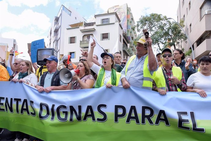 Archivo - Varias personas protestan durante una manifestación de agricultores en Tenerife