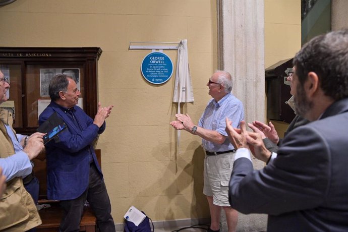 Inauguración de la placa dedicada a George Orwell en la Reial Acadèmia de les Ciències i Arts.