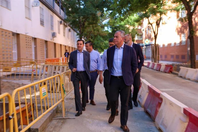 El alcalde de Sevilla, José Luis Sanz, supervisa las obras en El Porvenir y Los Bermejales.