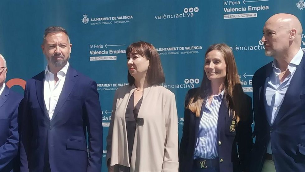 El portavoz de Vox en el Ayuntamiento de Valncia, Juanma Badenas (primero izquierda), y la concejala Cecilia Herrero (segunda derecha) , en la inauguración de 'Valncia Emplea'.
