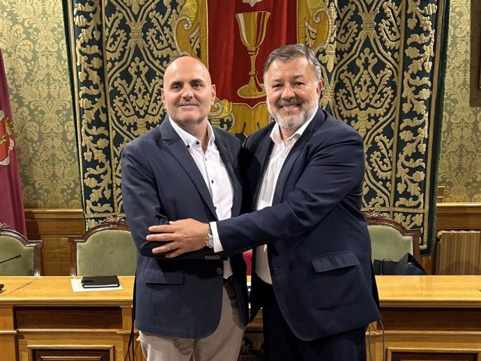 El alcalde de Cuenca, Darío Dolz, y el portavoz de la Junta Gestora de la UB Conquense, Alberto Asensi.