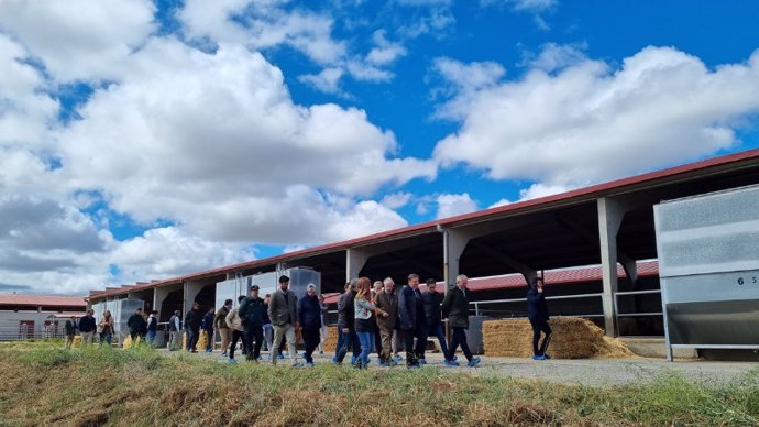 El ministro de Agricultura, Luis Planas, visita la ganadería Sanchidrián y García Encinar en la localidad abulense de Cardeñosa, si bien antes ha estado también en la Real Asociación de Criadores de Raza Avileña Negra Ibérica en Riocabado