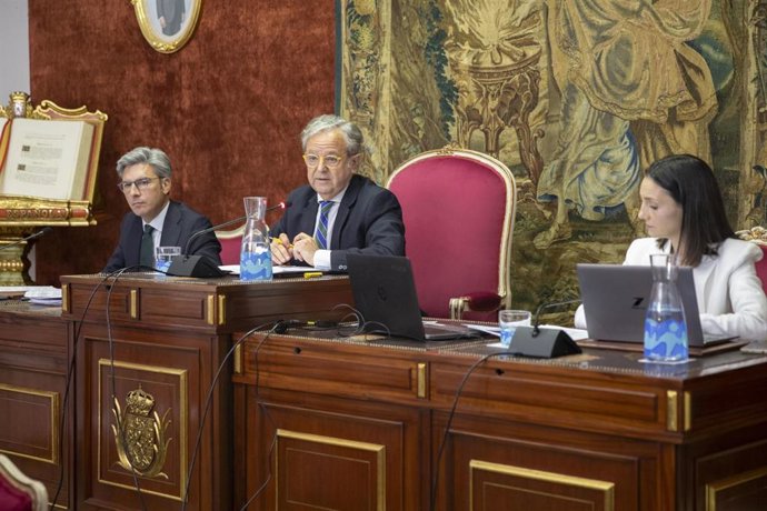 El presidente de la Diputación de Córdoba, Salvador Fuentes (centro), durante el Pleno de mayo de la institución provincial.