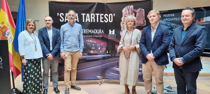 Autoridades en la presentación del proyecto ejecutivo de musealización para la Sala de Protohistoria del Museo Arqueológico de Badajoz