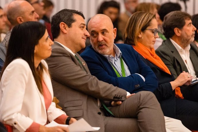 El presidente de Comercio Andalucía, Rafael Bados,  y el el alcalde de Córdoba y presidente de la FAMP, José María Bellido, durante la celebración del I Congreso de comercio de Andalucía el pasado mes de noviembre en Córdoba.