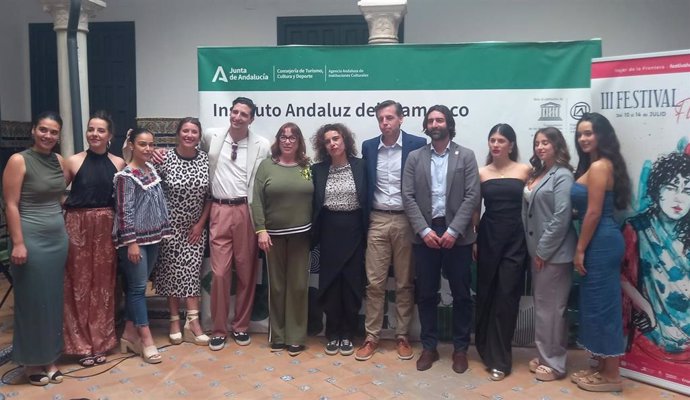 Foto de familia de la presentación de la tercera edición del festival Vejer Flamenco en la sede del Instituto Andaluz del Flamenco en Sevilla.