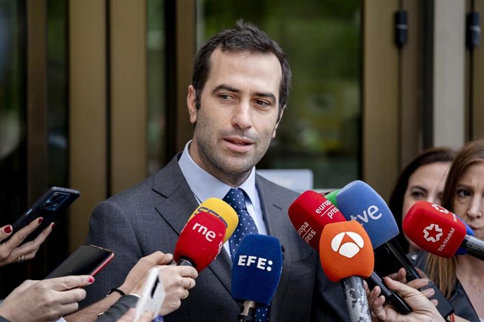 El ministro de Economía, Comercio y Empresa, Carlos Cuerpo, atiende a los medios de comunicación, en el Ministerio de Economía, Comercio y Empresa, a 15 de mayo de 2024, en Madrid.