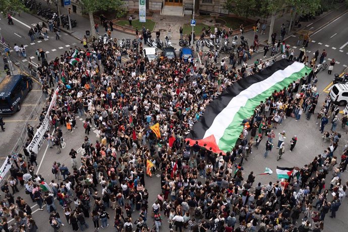 Unos 800 estudiantes y activistas propalestinos se manifiestan ante la Delegación del Gobierno en Barcelona.