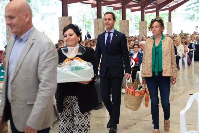 El presidente del Consell de Mallorca, Llorenç Galmés, realiza una ofrenda de alimentos durante un encuentro en Lluc organizado por la Federación de Personas Mayores de la Part Forana.