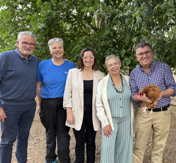 Jaume Font, Cati Perelló, Teresa Vallespir, Bàrbara Mestre i Joan Simonet a Can Boqueta, la granja avícola de Mater.