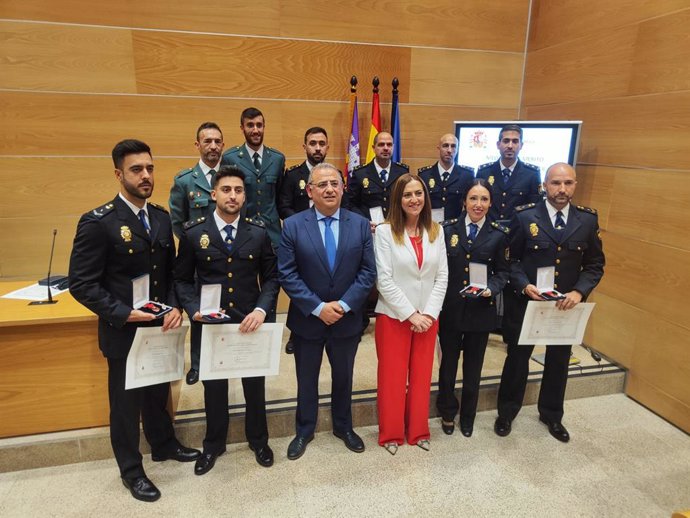 Interior condecora a diez agentes de Guardia Civil y Policía Nacional en Mallorca por rescates durante la borrasca Juliette y un incendio en Palma.