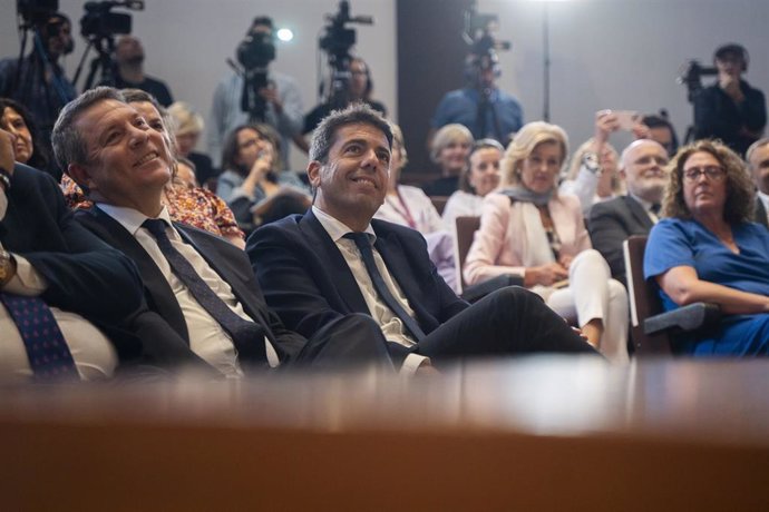 El president de la Generalitat Valenciana, Carlos Mazón (d), y el presidente de Castilla-La Mancha, Emiliano García-Page (i), durante la firma de un acuerdo de colaboración entre la Generalitat Valenciana y la Junta de Comunidades de Castilla-La Mancha pa