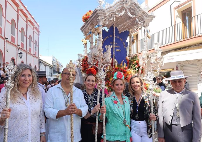 La alcaldesa, Ana Isabel Jiménez, ha realizado la tradicional ofrenda floral y ha despedido al Simpecado en el Puente Jesús Nazareno.