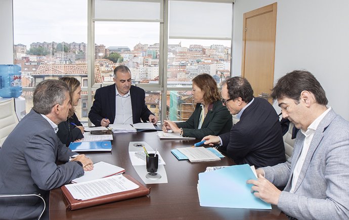 El consejero de Fomento, Ordenación del Territorio y Medio Ambiente, Roberto Media, se reúne con la presidenta de la Confederación Hidrográfica del Cantábrico, Bárbara Monte