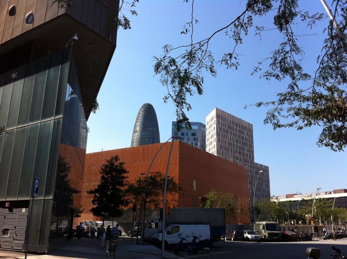 Archivo - Zona del 22@ de Barcelona, amb la Torre Agbar de fons