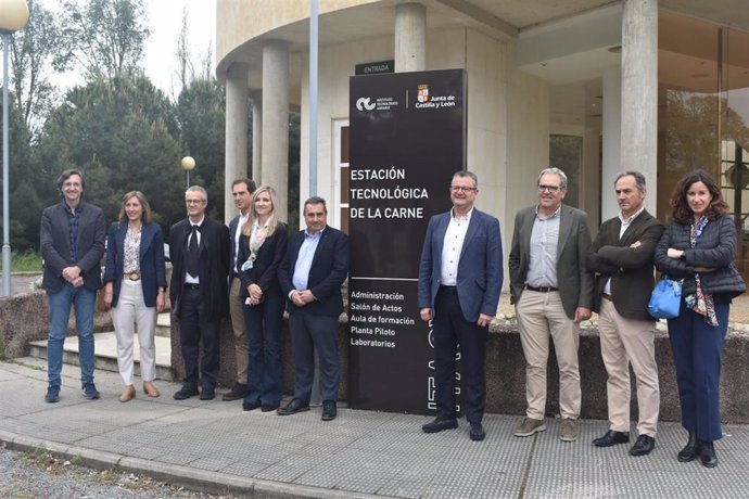 El consejero de Agricultura, Ganadería y Desarrollo Rural, Gerardo Dueñas, cuarto por la derecha, en su visita a la Estación Tecnológica de la Carne en Guijuelo (Salamanca)