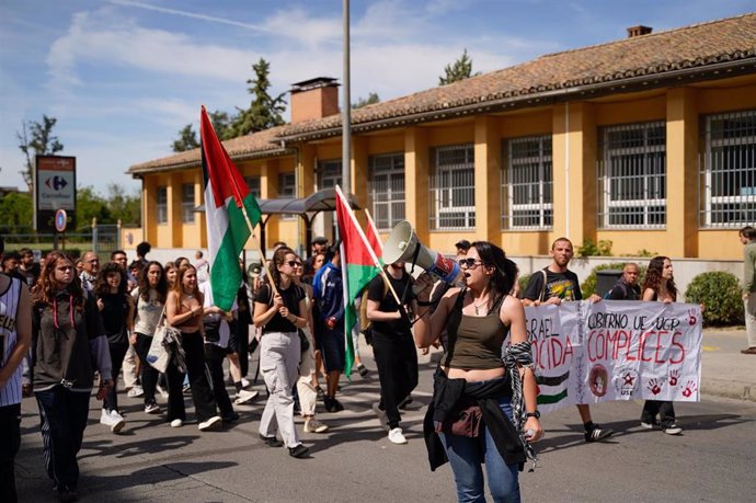 Más de un centenar de estudiantes universitarios de Granada salieron a las calles para manifestarse a favor del pueblo palestino, a 9 de mayo de 2024 en Granada 
