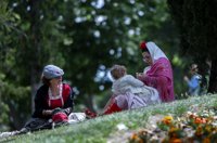 Miles de madrileños llenan la Pradera de claveles y parpusas en un San Isidro con presencia política